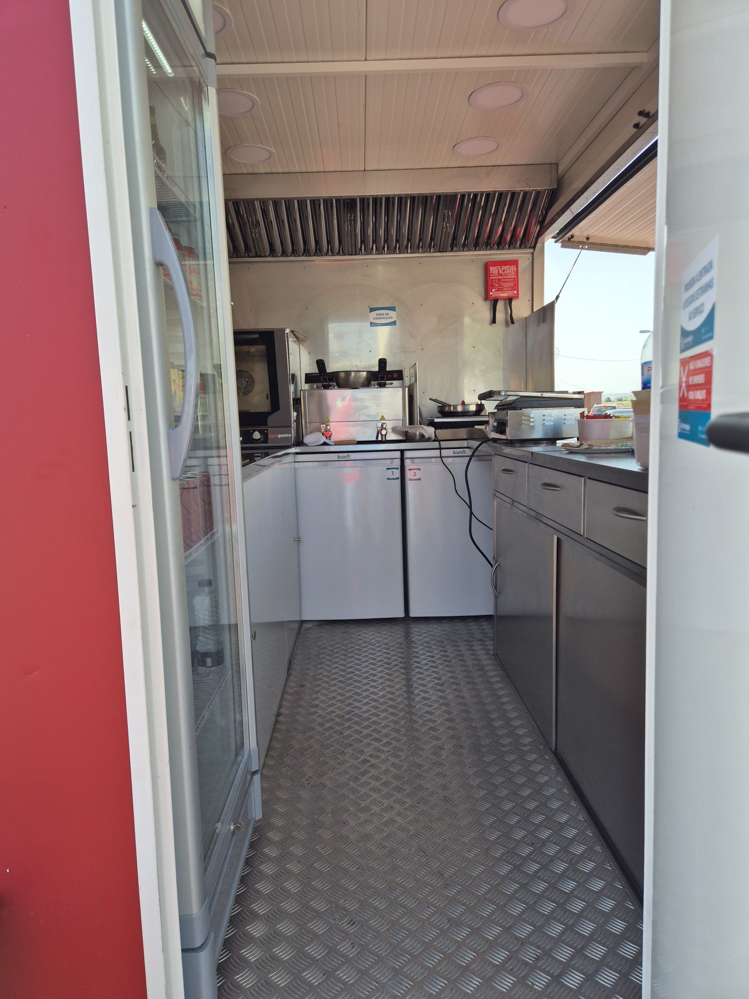 OPORTUNIDADE DE NEGÓCIO!Foodtruck praticamente nova, pronta a funciona