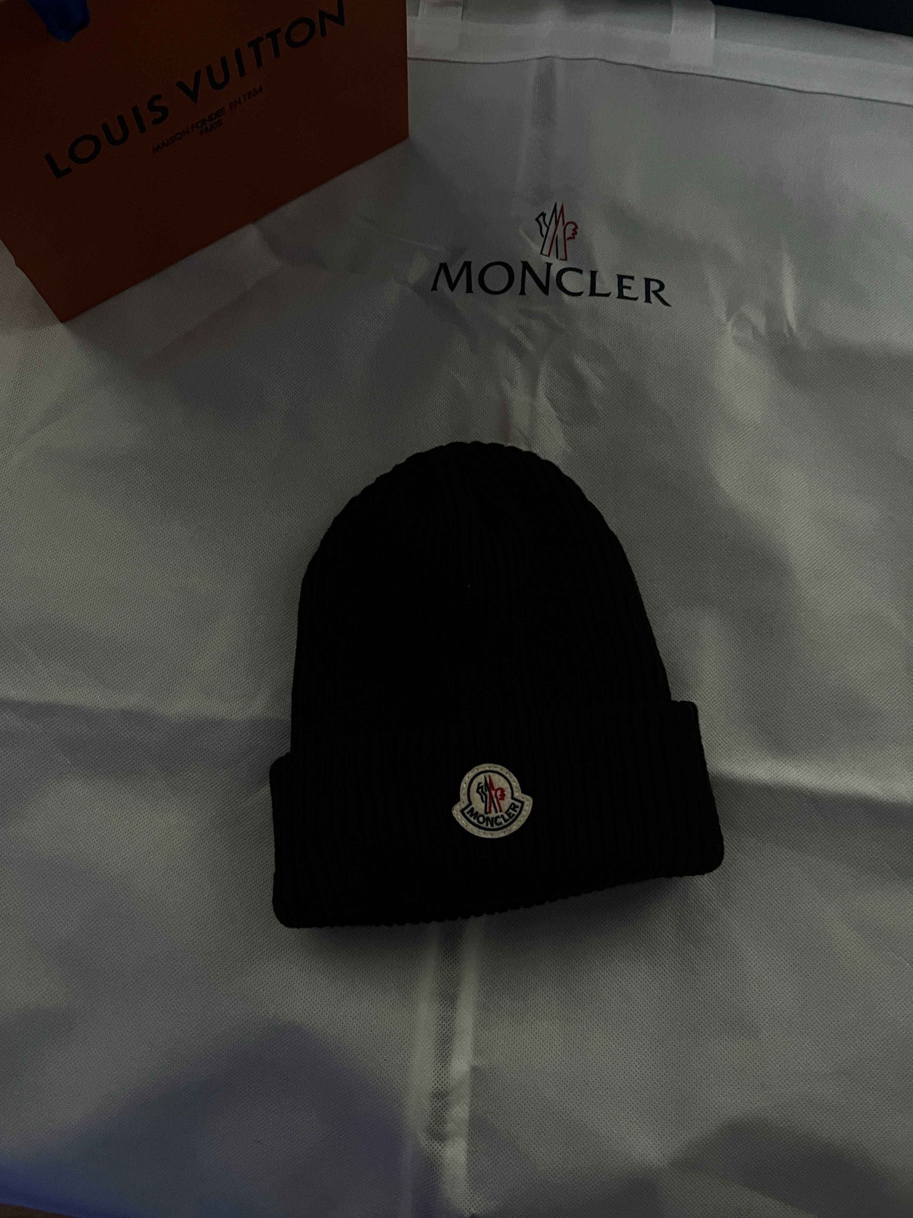 Czarna Czapka Moncler