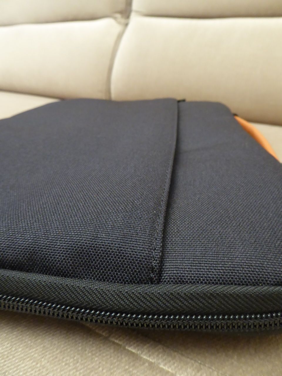 Czarna torba na tablet Inateck