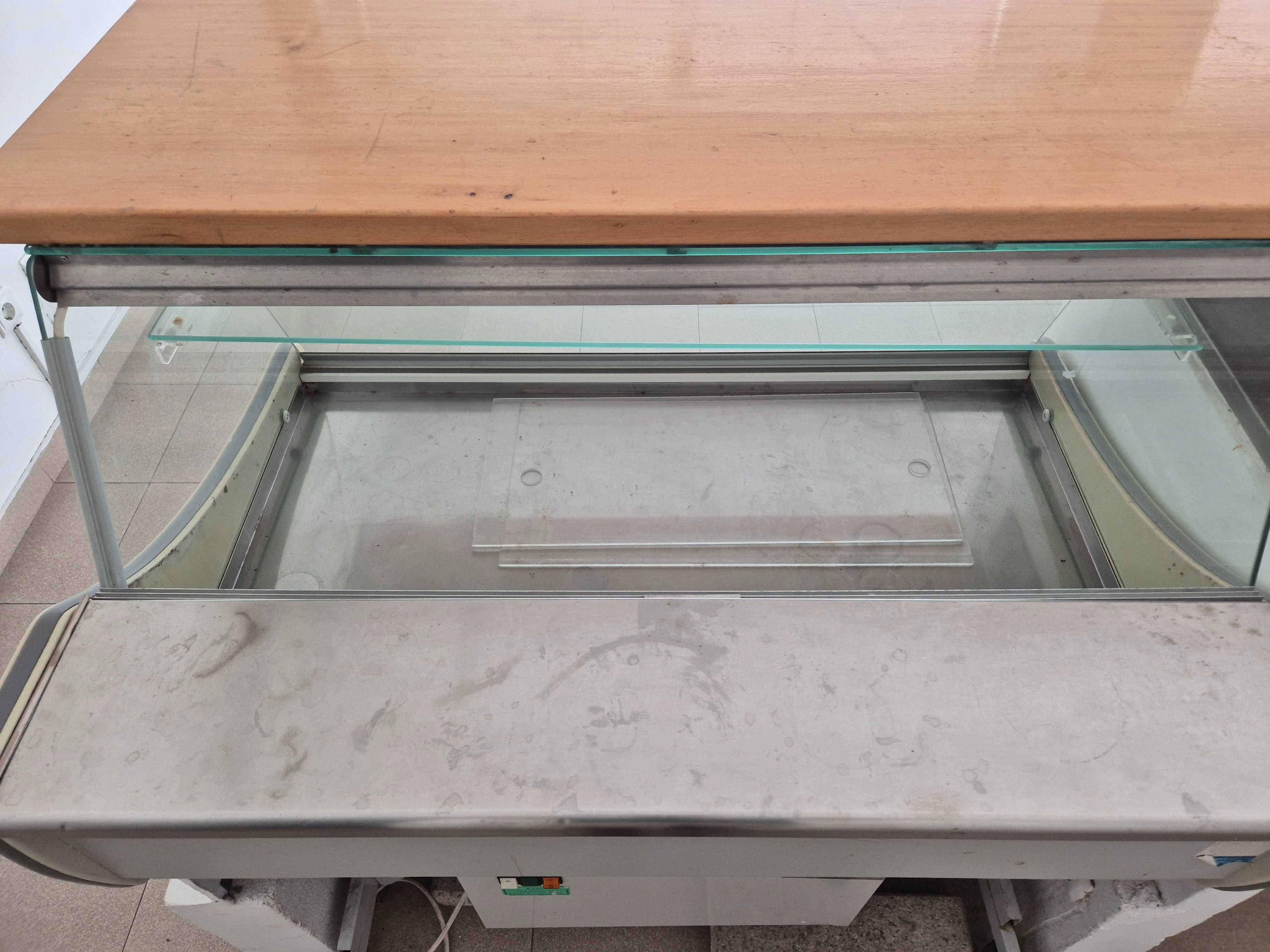 Vitrine Refrigerada em Bom Estado