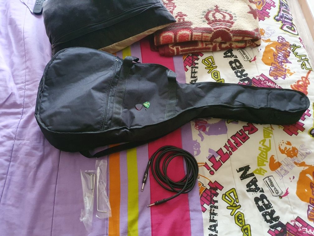 Guitarra Stratocaster + Amplificador Roland + Cabo Fender + Estojo