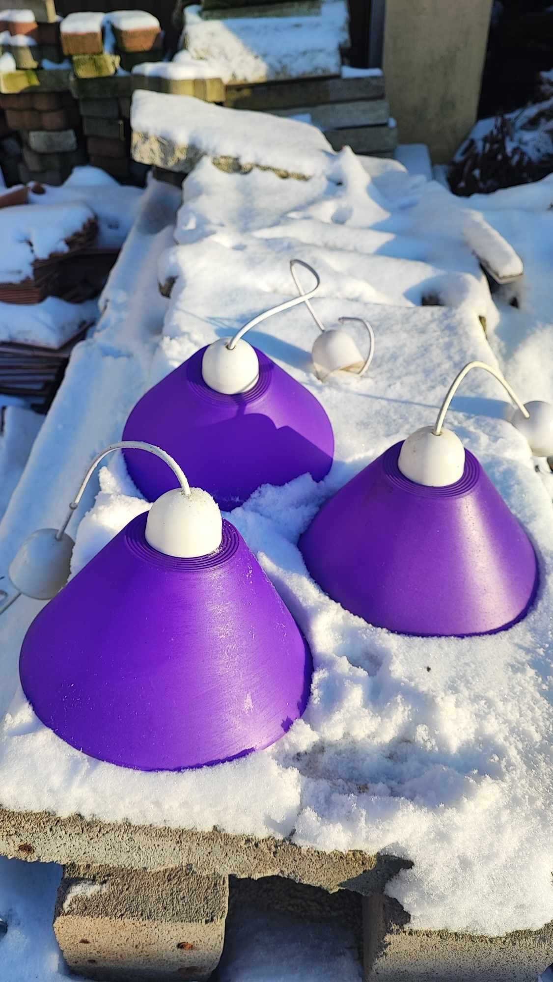 Fioletowe wiszące lampy