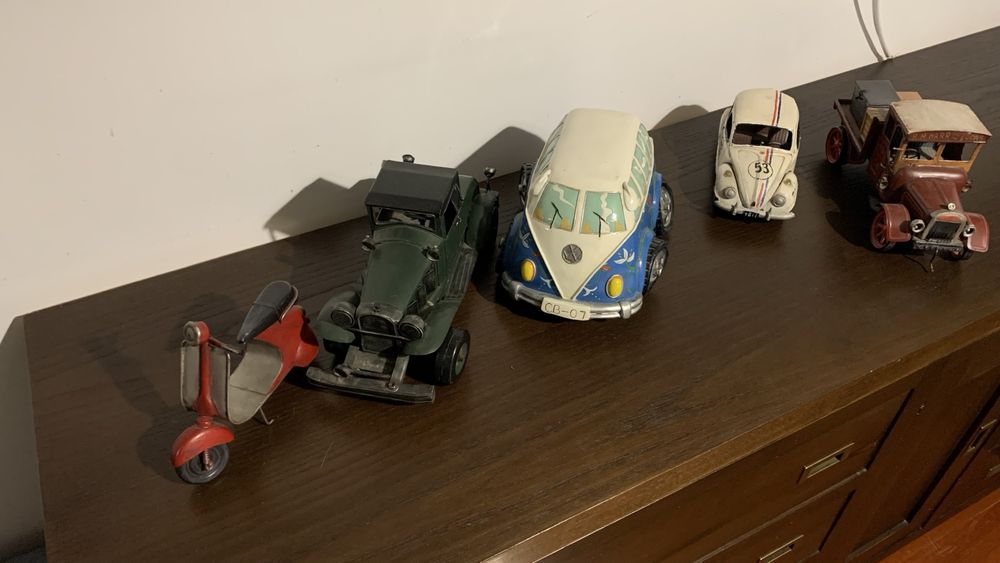 Modelos decorativos de carros e veleiros