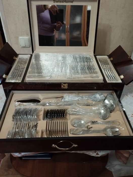 Продам набір столових приборів на 12 персон