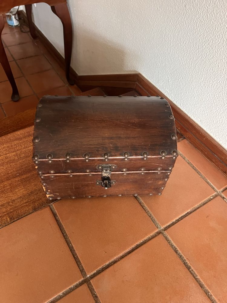 Pequeno bau de madeira