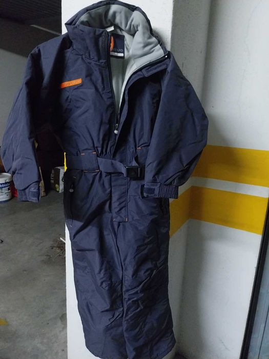 Sacos de viagem, fato de neve e lenço antigo