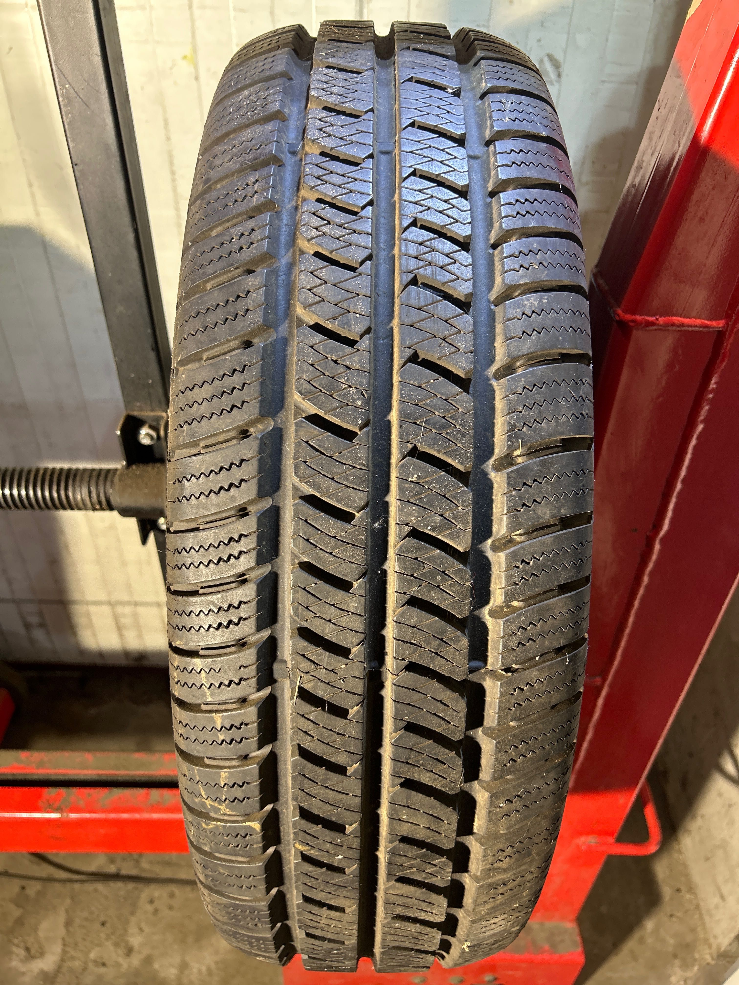 Continental VancoWinter 2 225/75/16c 116/114R