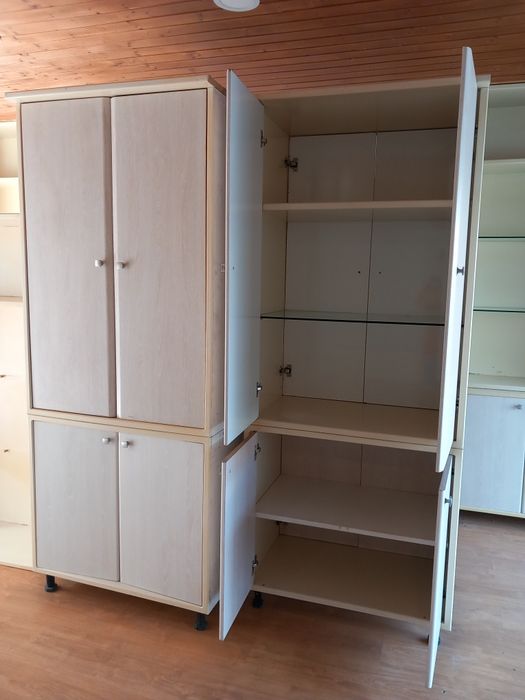 Estante com prateleiras de madeira e vidro