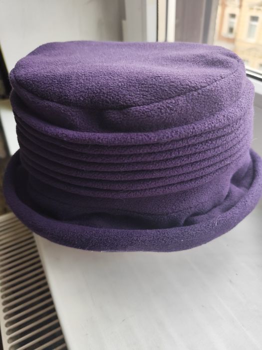 Fioletowy kapelusik damski