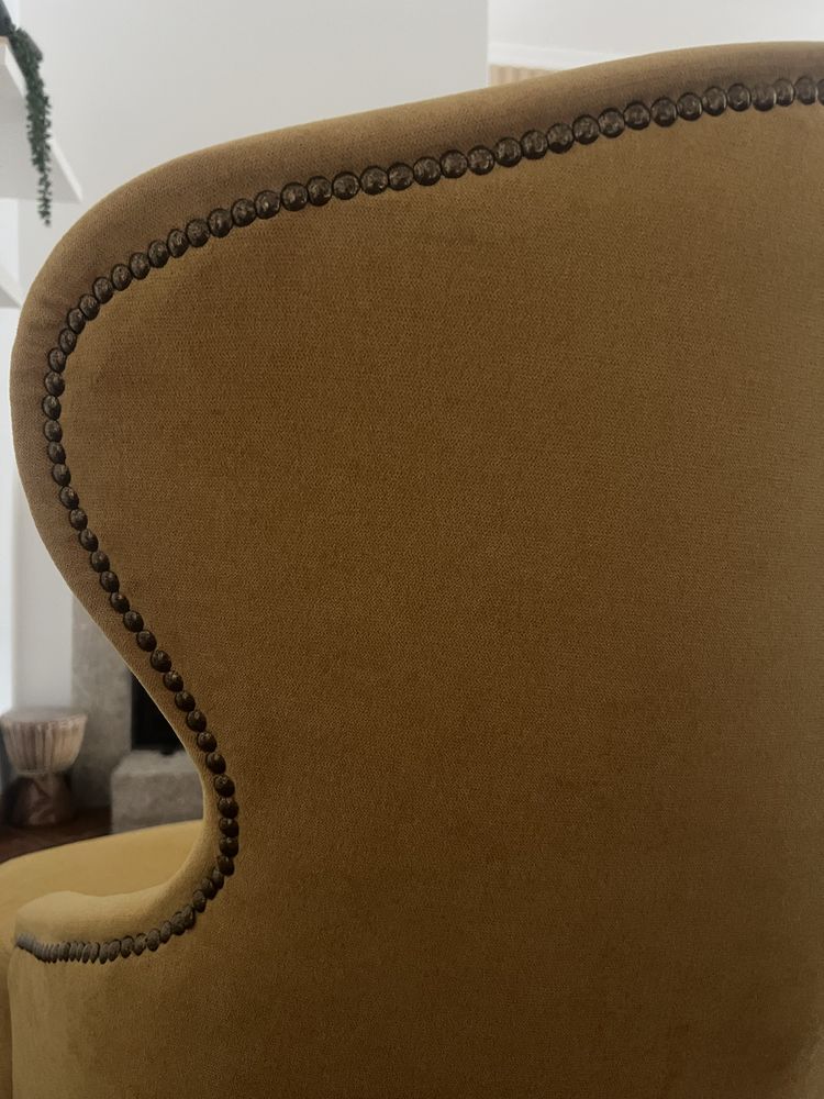 Cadeirao amarelo + repousa pes