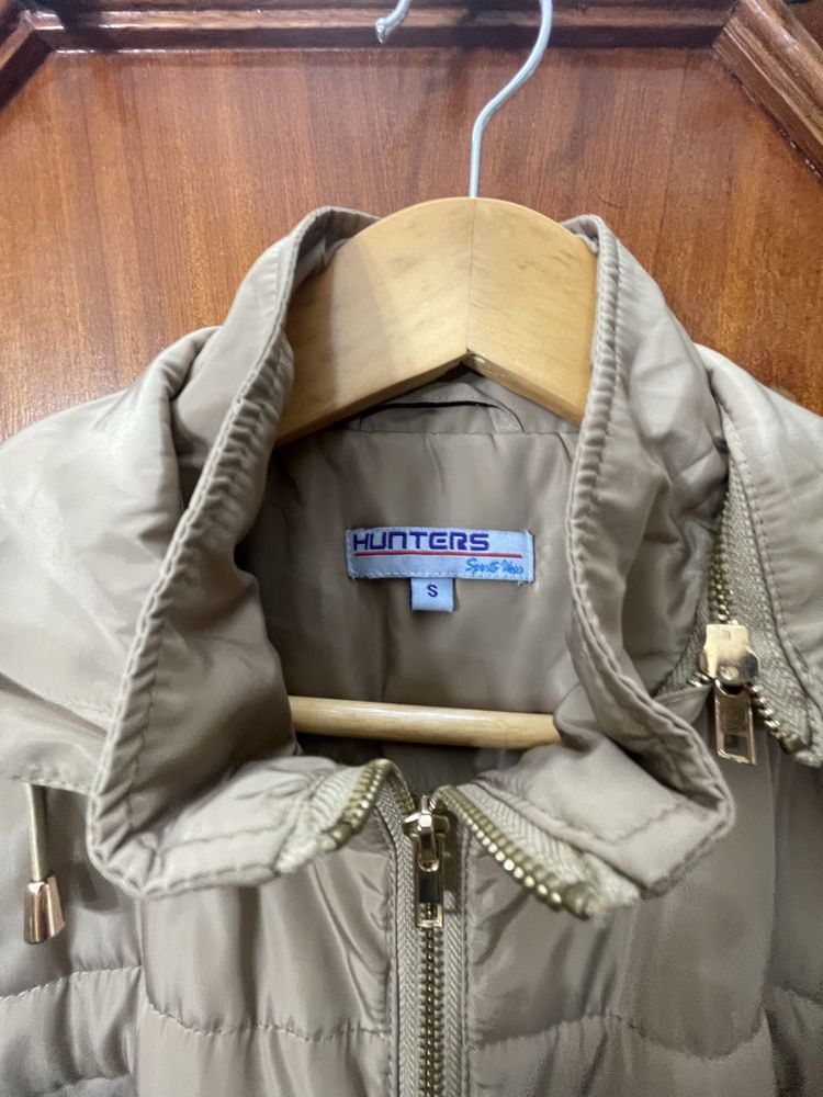 Parka bege com capuz ligeiramente acolchoada