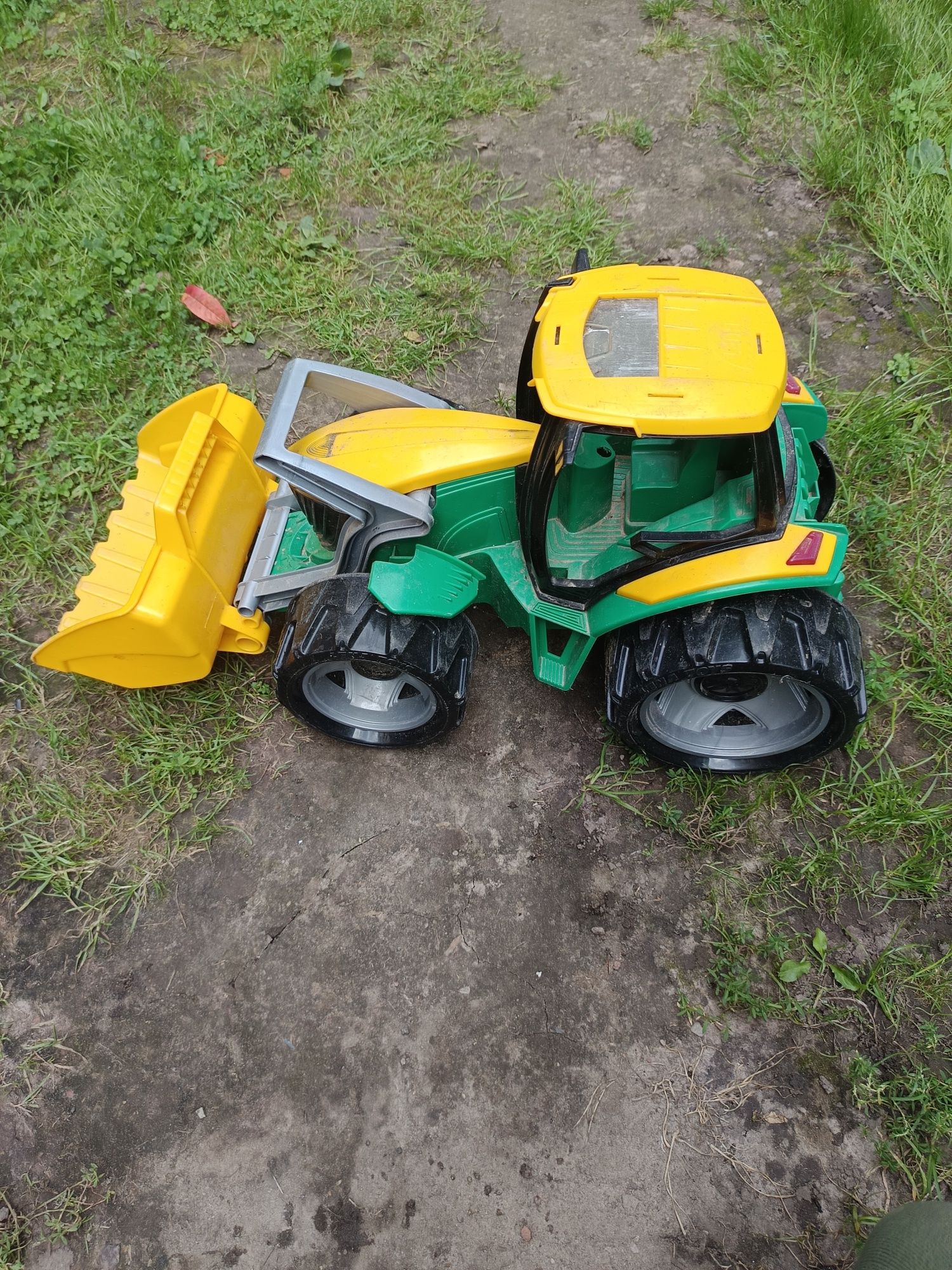 Duży ciągnik traktor