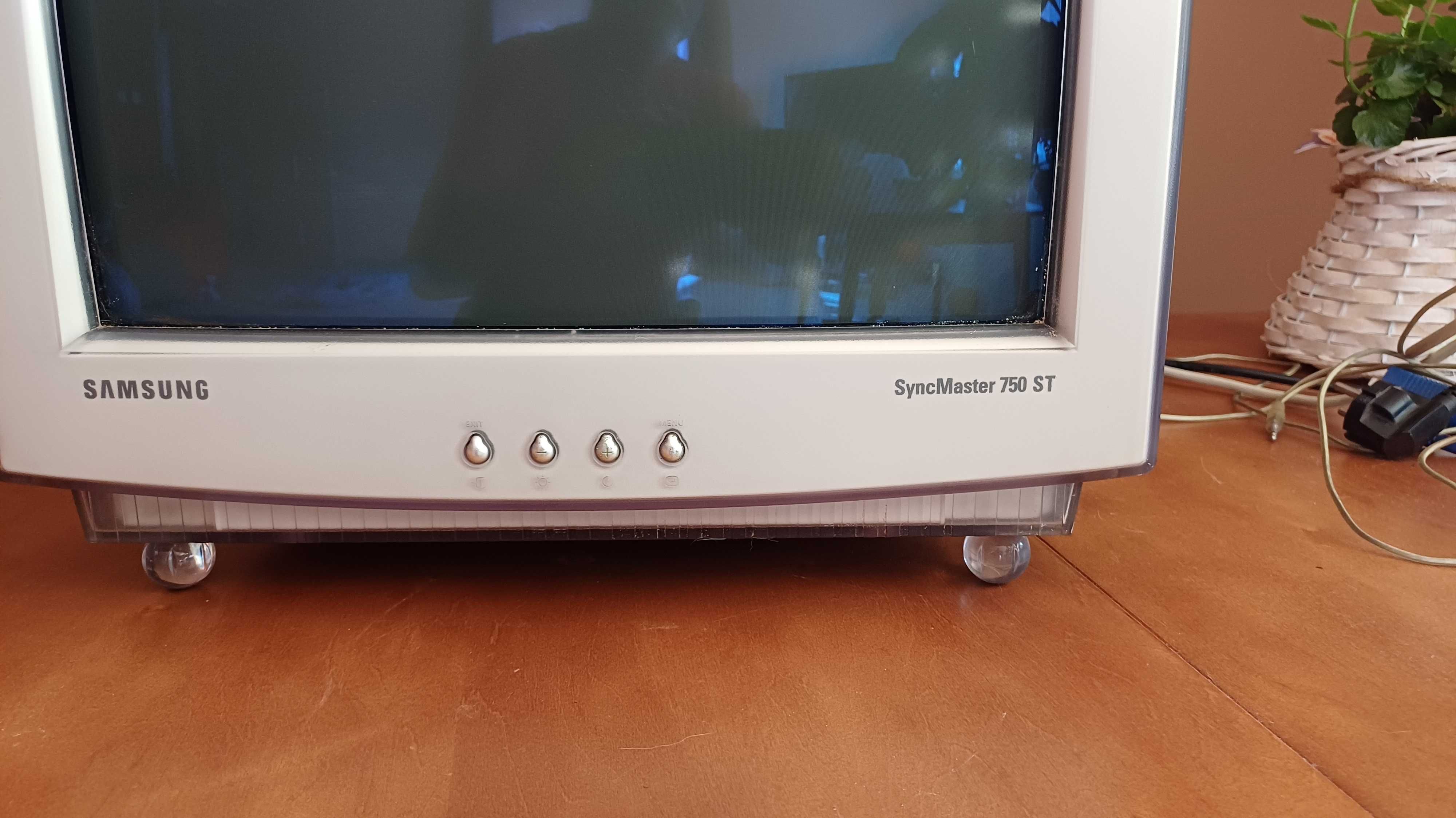 Monitor crt  Samsung Syncmaster 750 ST