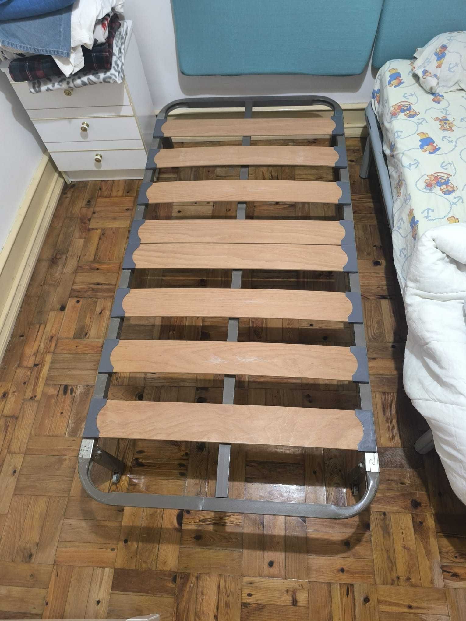 Conjunto de 2 colchões, 2 sommiers, 1 cómoda e 1 armário
