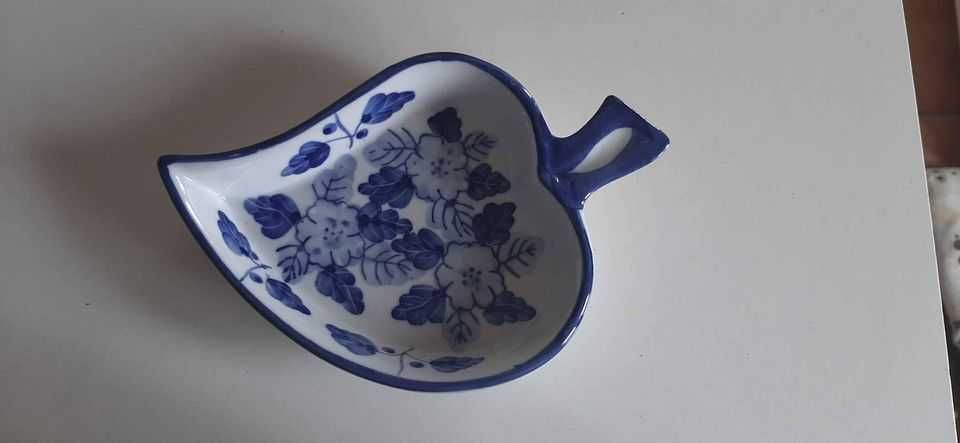 Folha decoração Em cerâmica azul/ branco