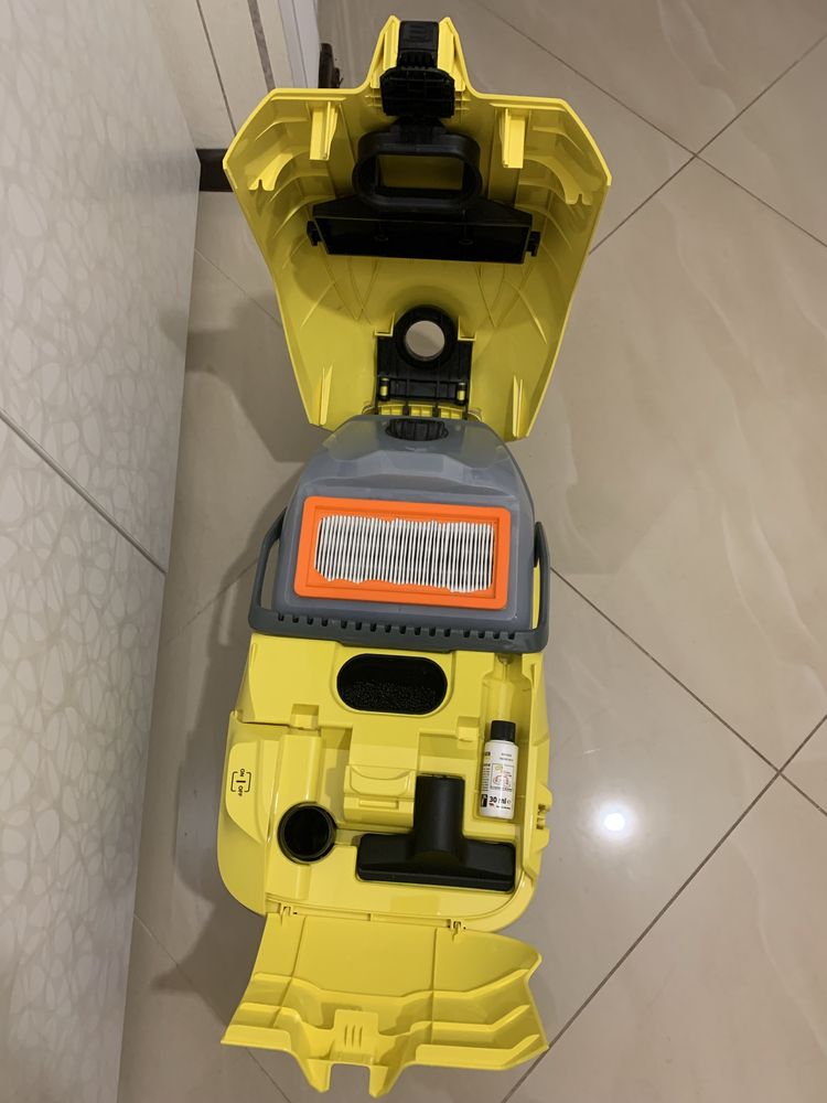 Пилосос з аквафільтром Karcher DS 6 Premium