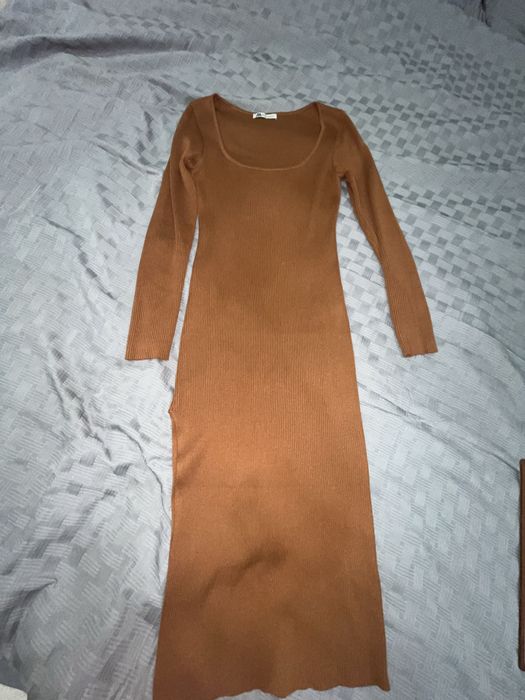 Довга приталена сукня в рубчик.