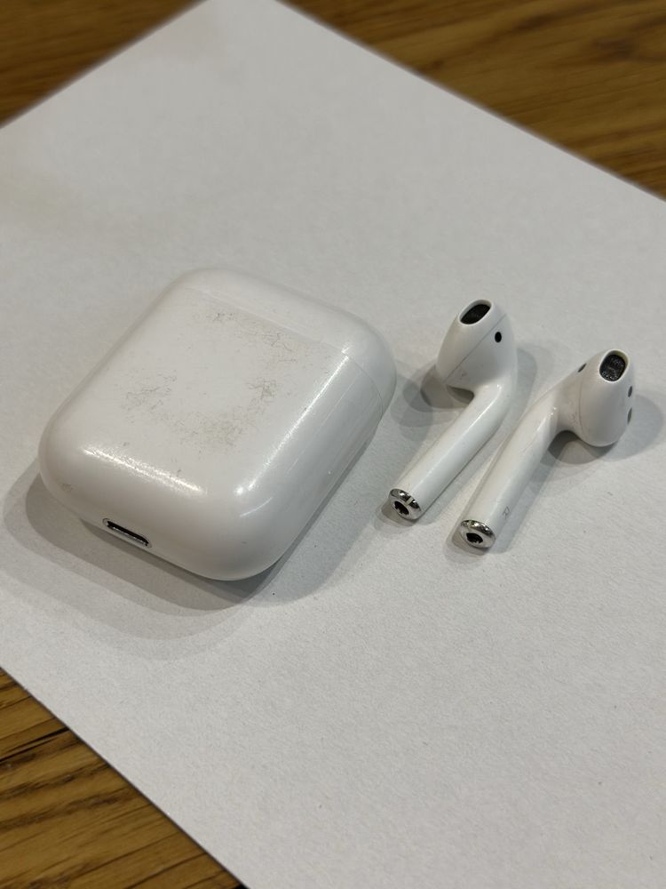 Airpods 2 with chargiing case 2031 2032