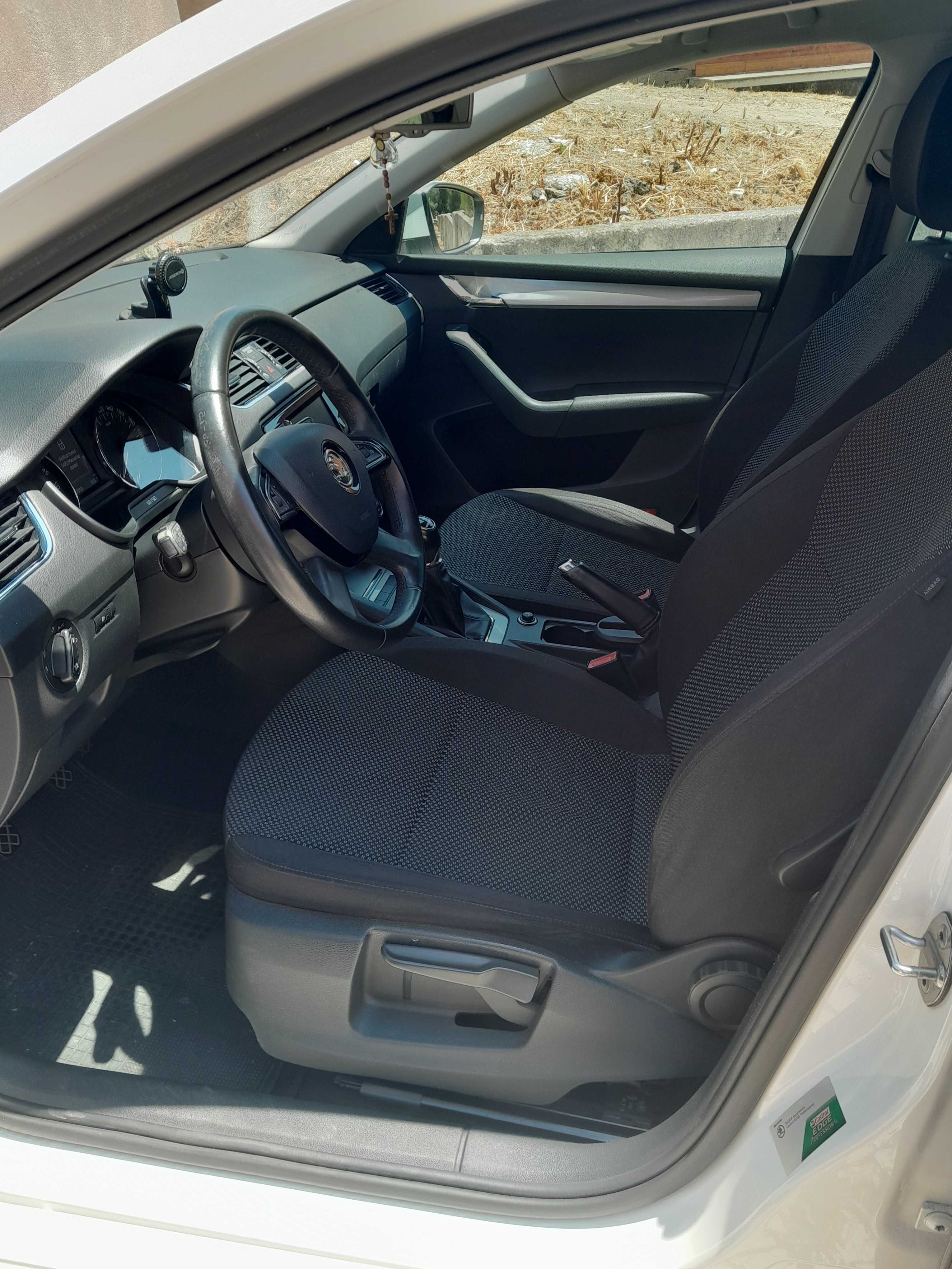 Skoda Otavia 1.6 diesel com 127.000 quilómetros um único do ano 2015