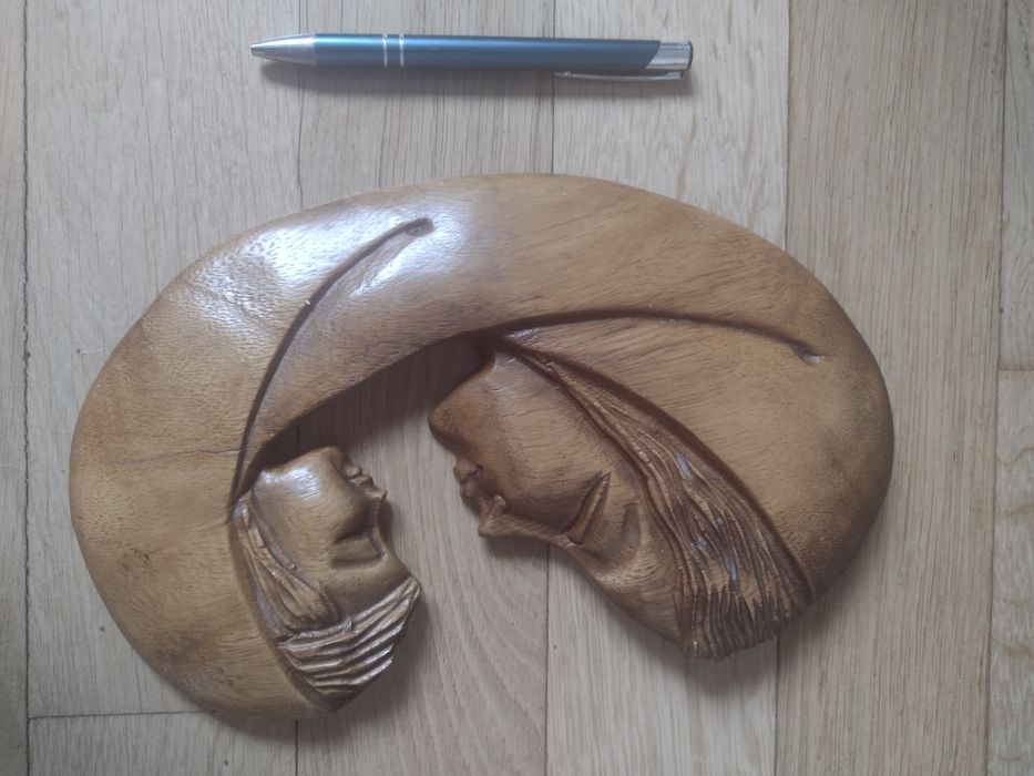 Płaskorzeźba w drewnie - matka z dzieckiem