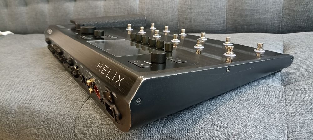 Pedaleira Line 6 Helix Floor com Hard case e saco