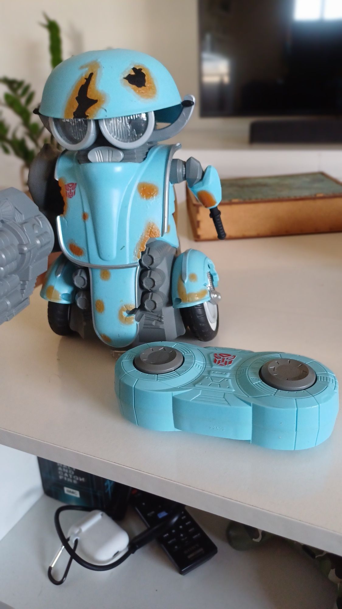 Robô Transformers com comando.