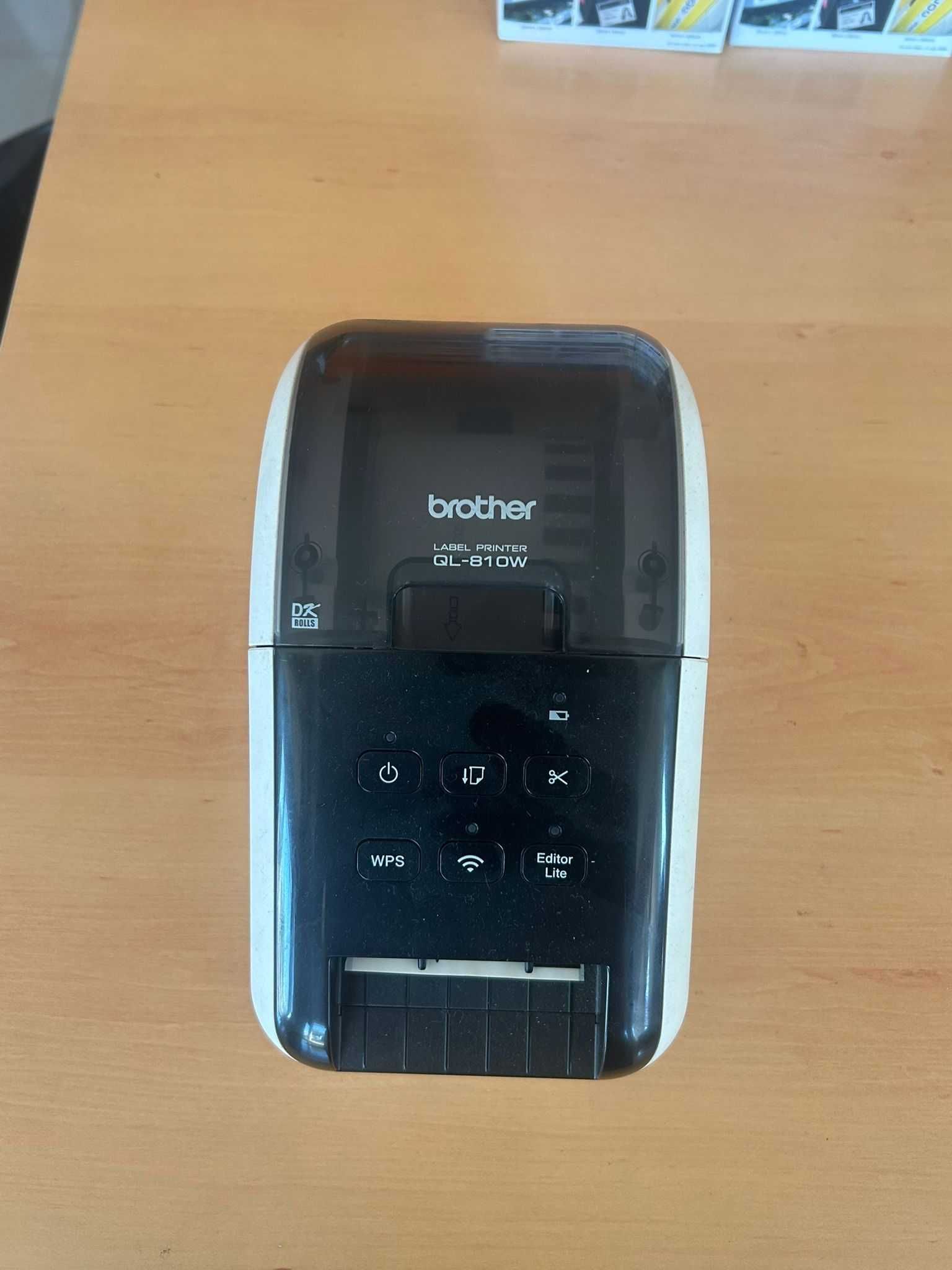 Impressora de etiquetas Brother QL-810W c/ 4 rolos e meio
