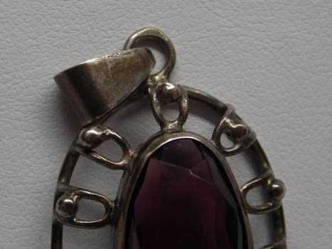 Przedwojenny srebrny wisior fioletowy kamień