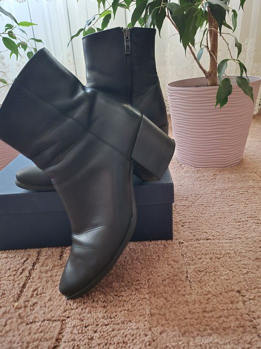 Сапоги шкіряні 40 р. мають зручний каблук та легкі в ході