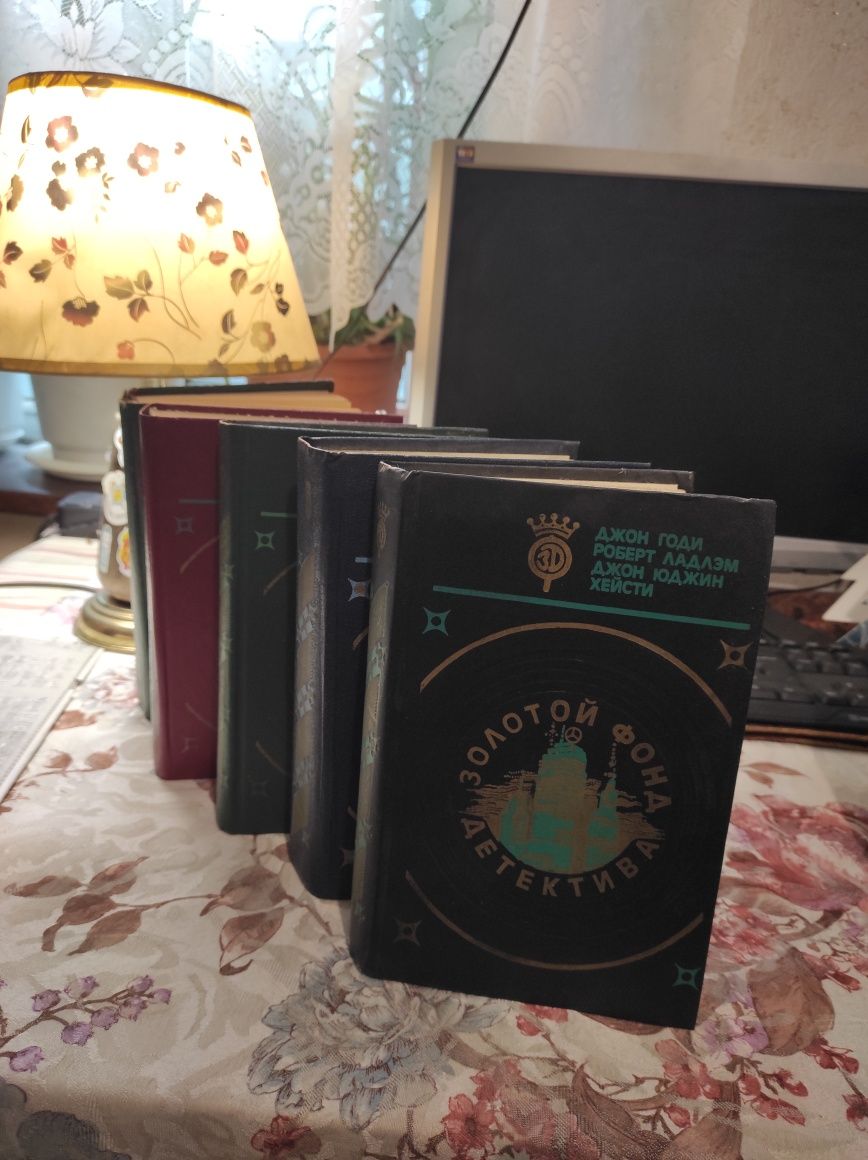 Книги з серії Золотой фонд детектива.