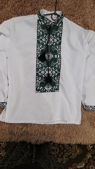 Чоловіча вишиванка з зеленим орнаментом, одягалась 1 раз