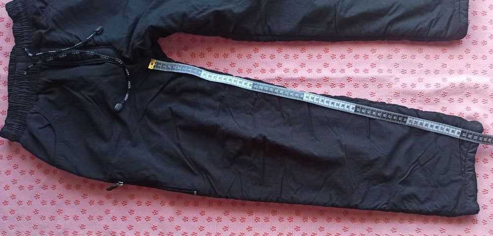 Calças quentes feitas de tecido impermeável, poliéster e lã. Tam ~140.