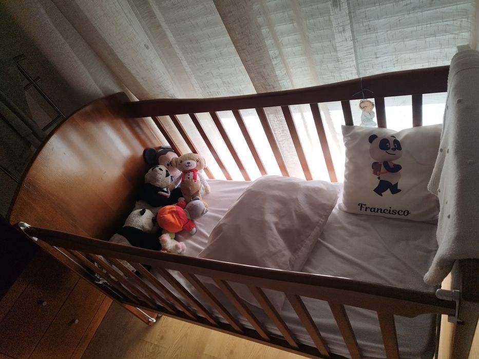 Cama de madeira de bebê