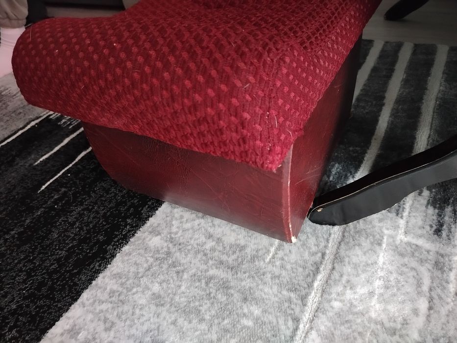 Czarna ława i 2 pufy bordowe