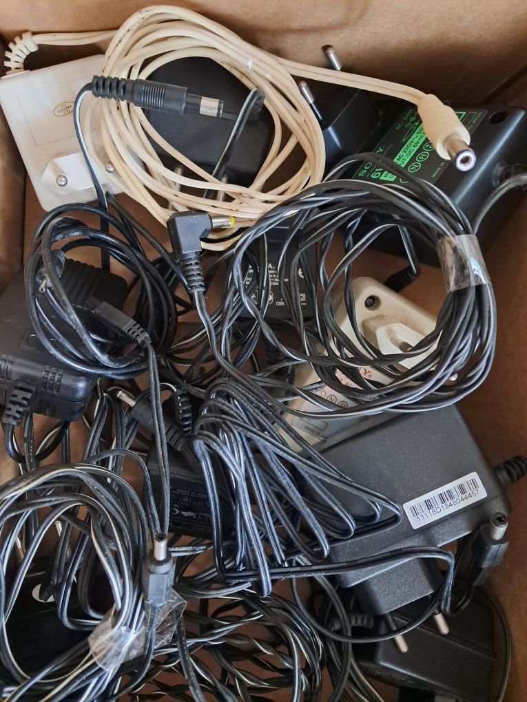 Caixa com 9 adaptadores de corrente