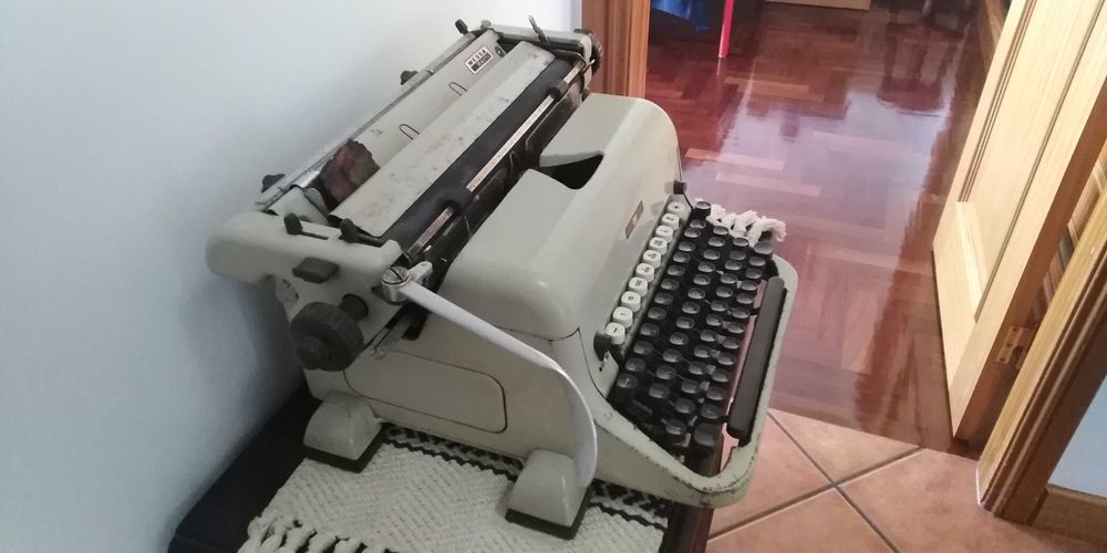 Máquina descrever antiga marca MESSA