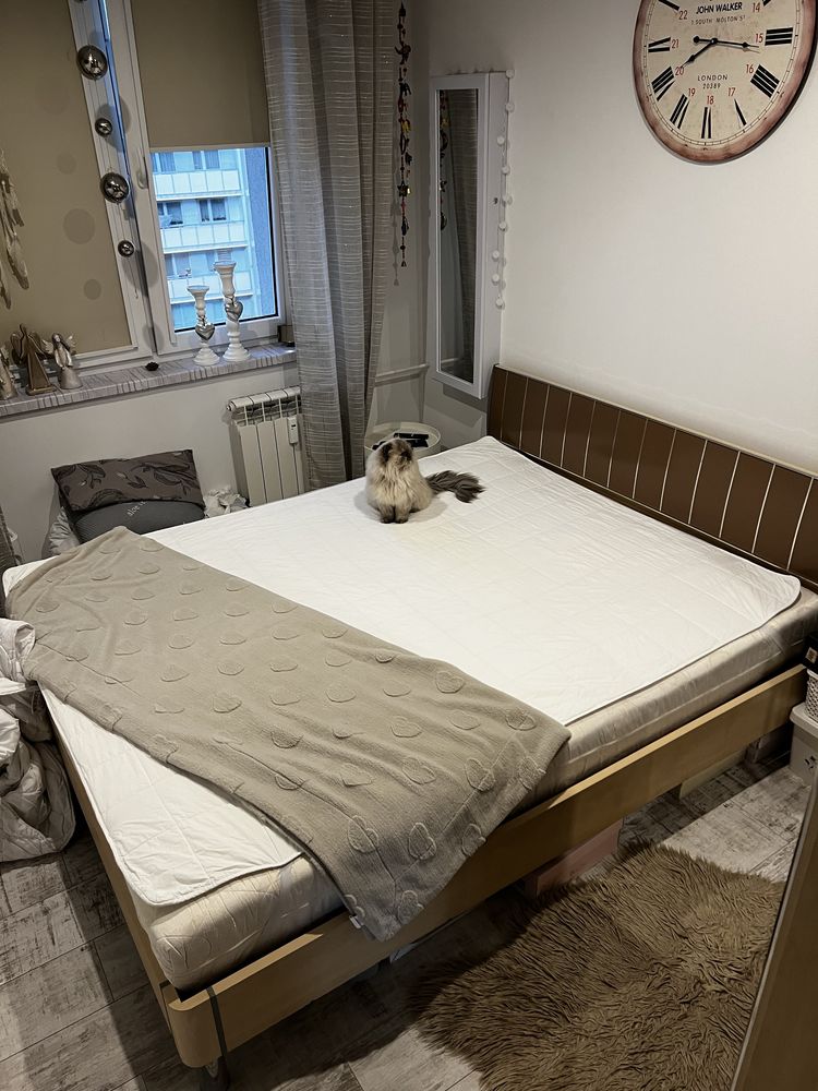 Łóżko z materacem i szafą -zestaw mebli