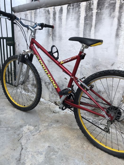 Bicicleta em bom estado – precisa de arranjo no pneu
