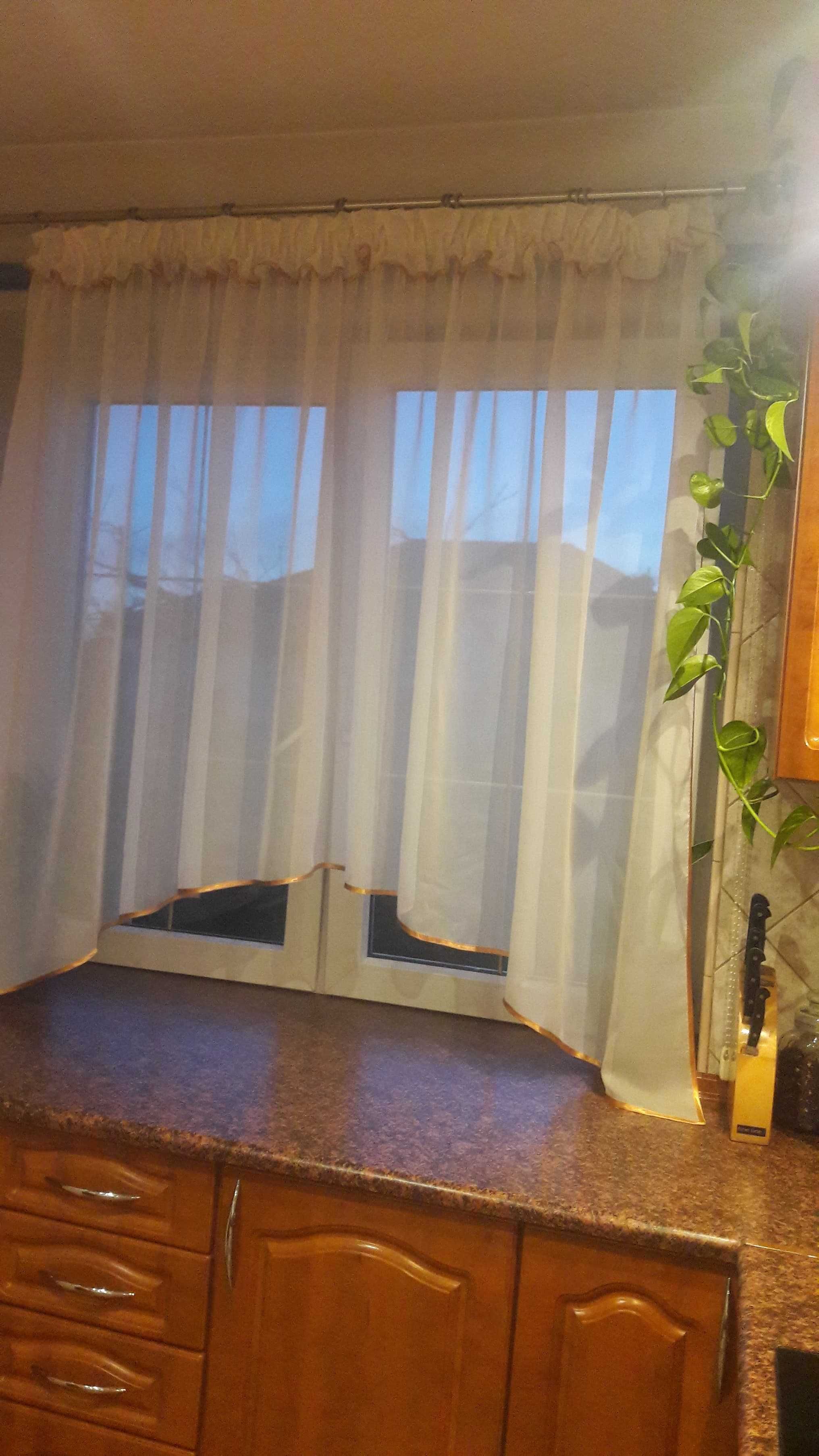Gładki woal ecru + lamówka pomarańcz 150-160 x 160 wys firanka gotowa