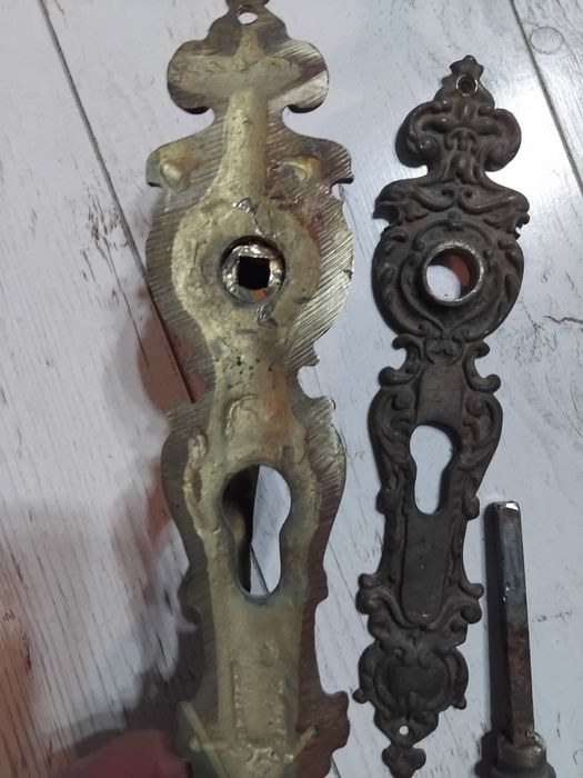 Stara mosiężna klamka z szyldem