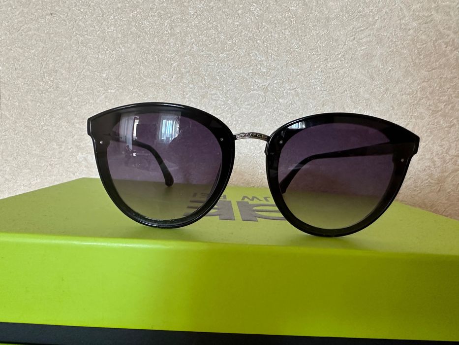 Солнцезащитные очки, сонцезахисні окуляри