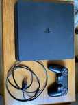 PS4 Slim 1 TB + comando e cabo de energia