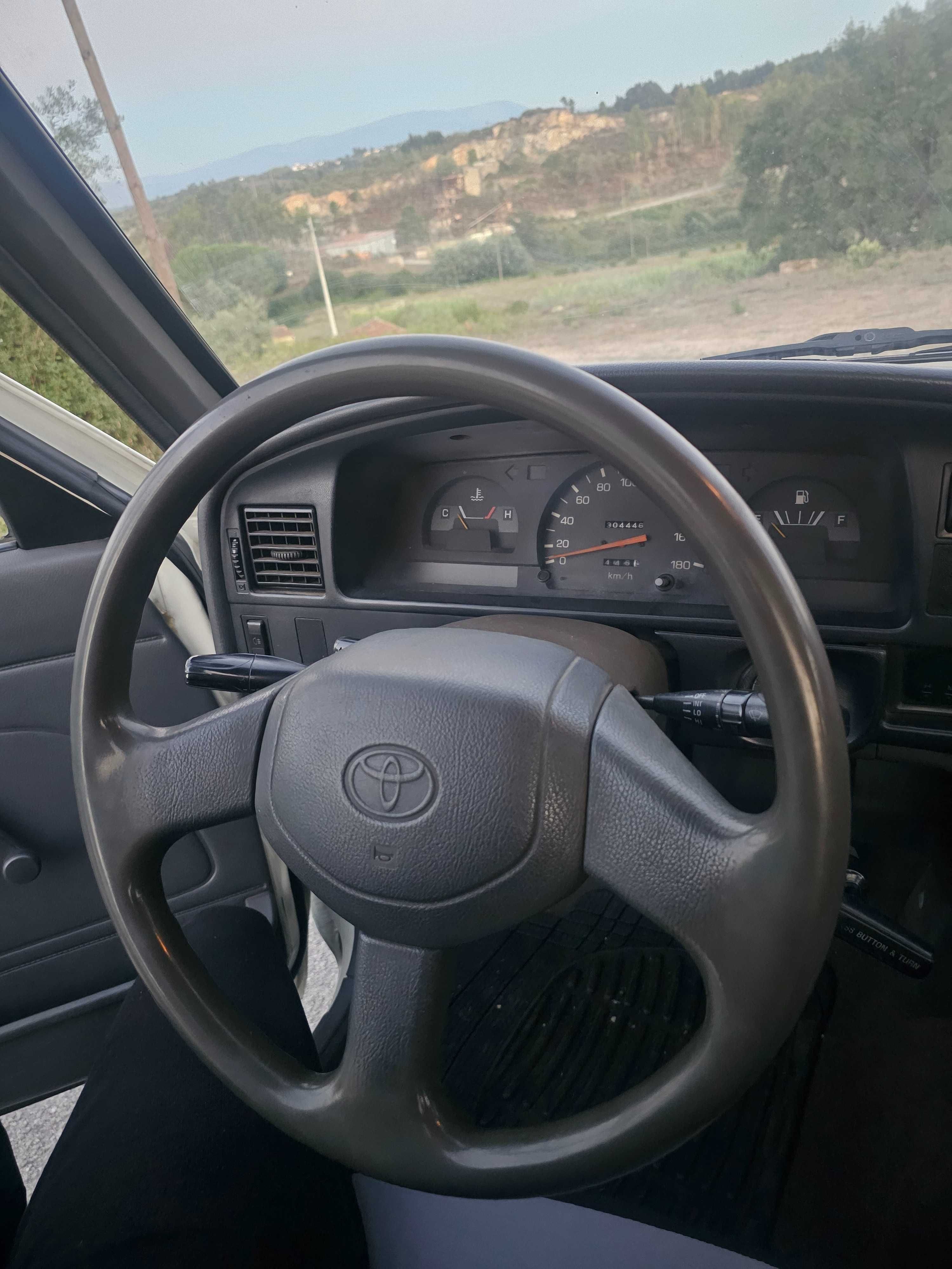TOYOTA HILUX direção assistida