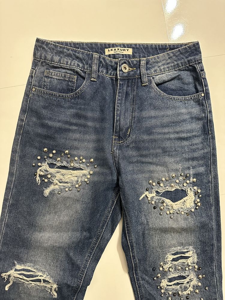 Spodnie jeansowe proste z dziurami i kryształkami