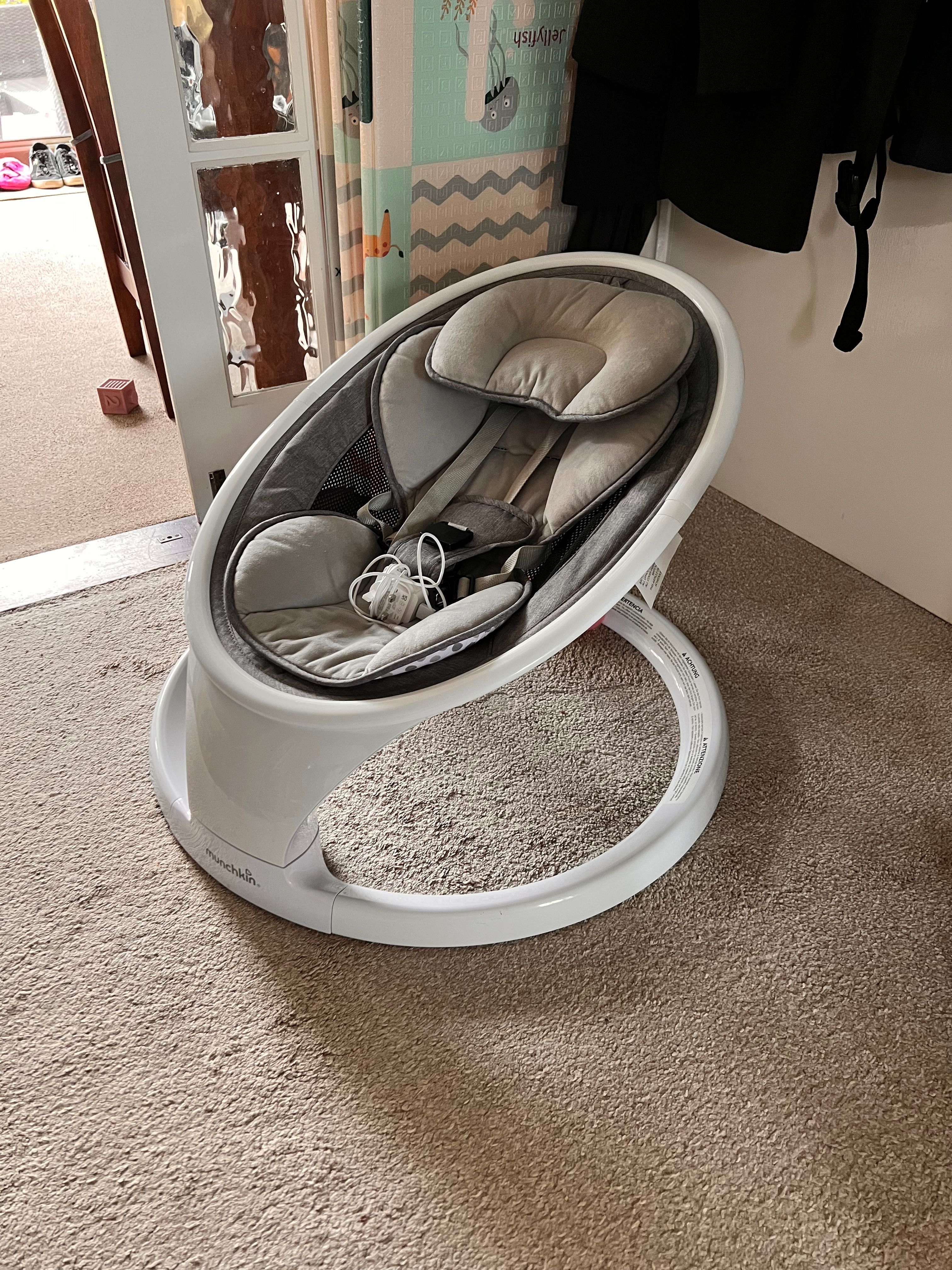 Заколисуючий центр Munchkin Baby Swing (Bluetooth, 5 швидкостей)