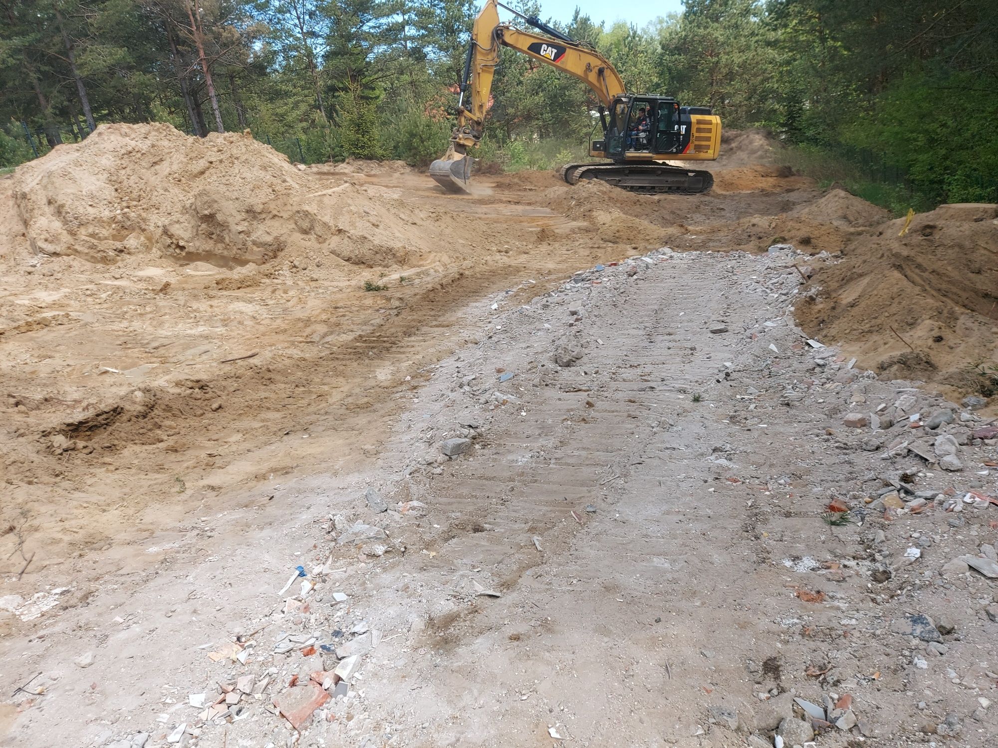 Czarnoziem gruz betonowy   piasek zwir zasypki wykopy prace ziemne zie