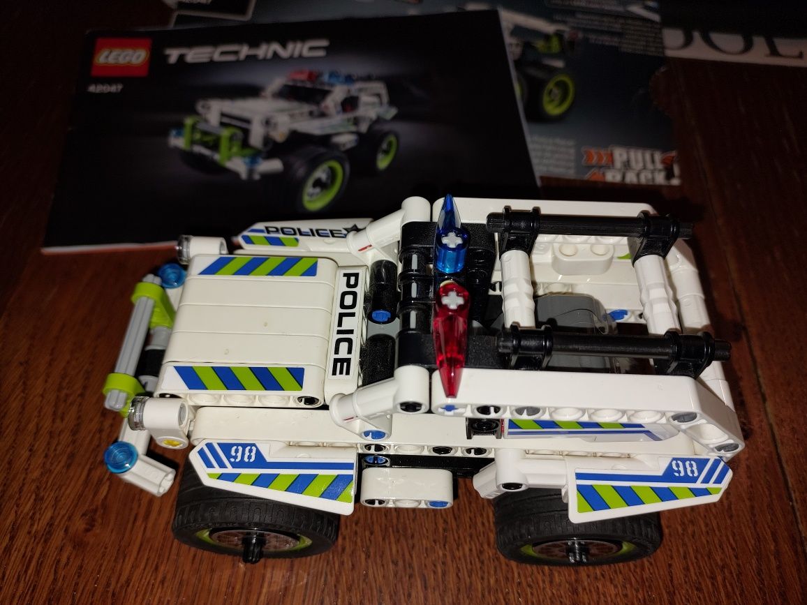 Samochód policyjny klocki Technics LEGO42047 POLICE PATROL Policja Wóz