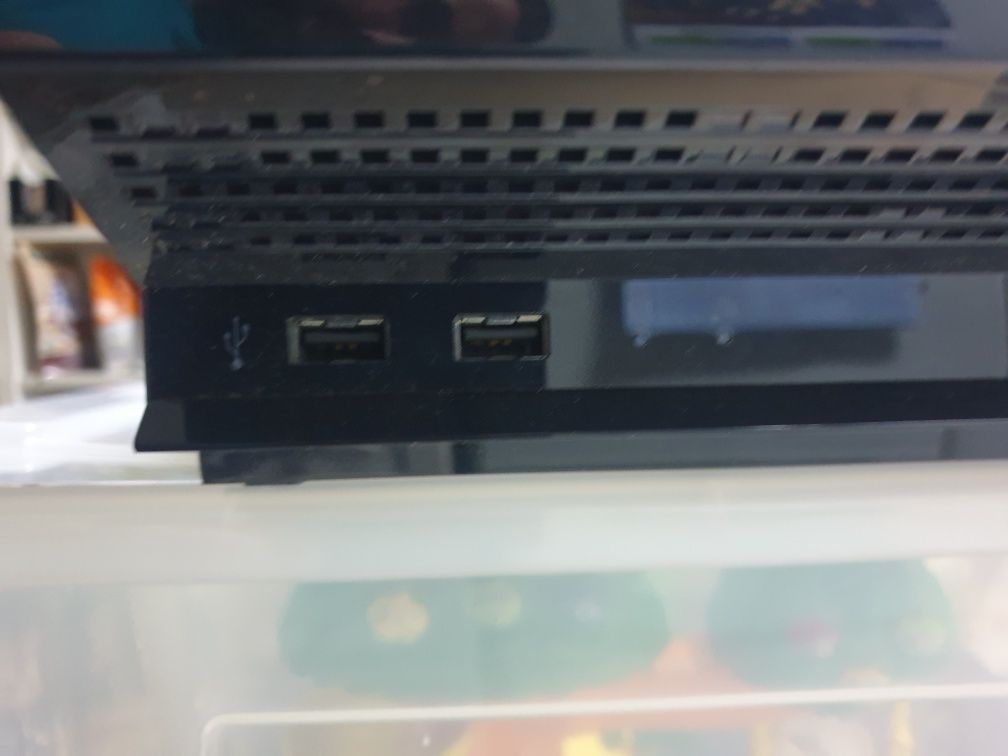 Vendo uma Ps3 para peças, de 2 portas.