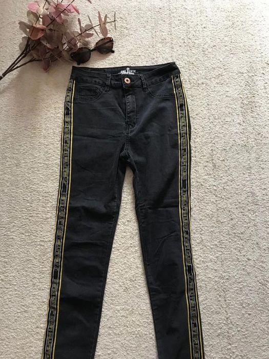 calças pretas skinny