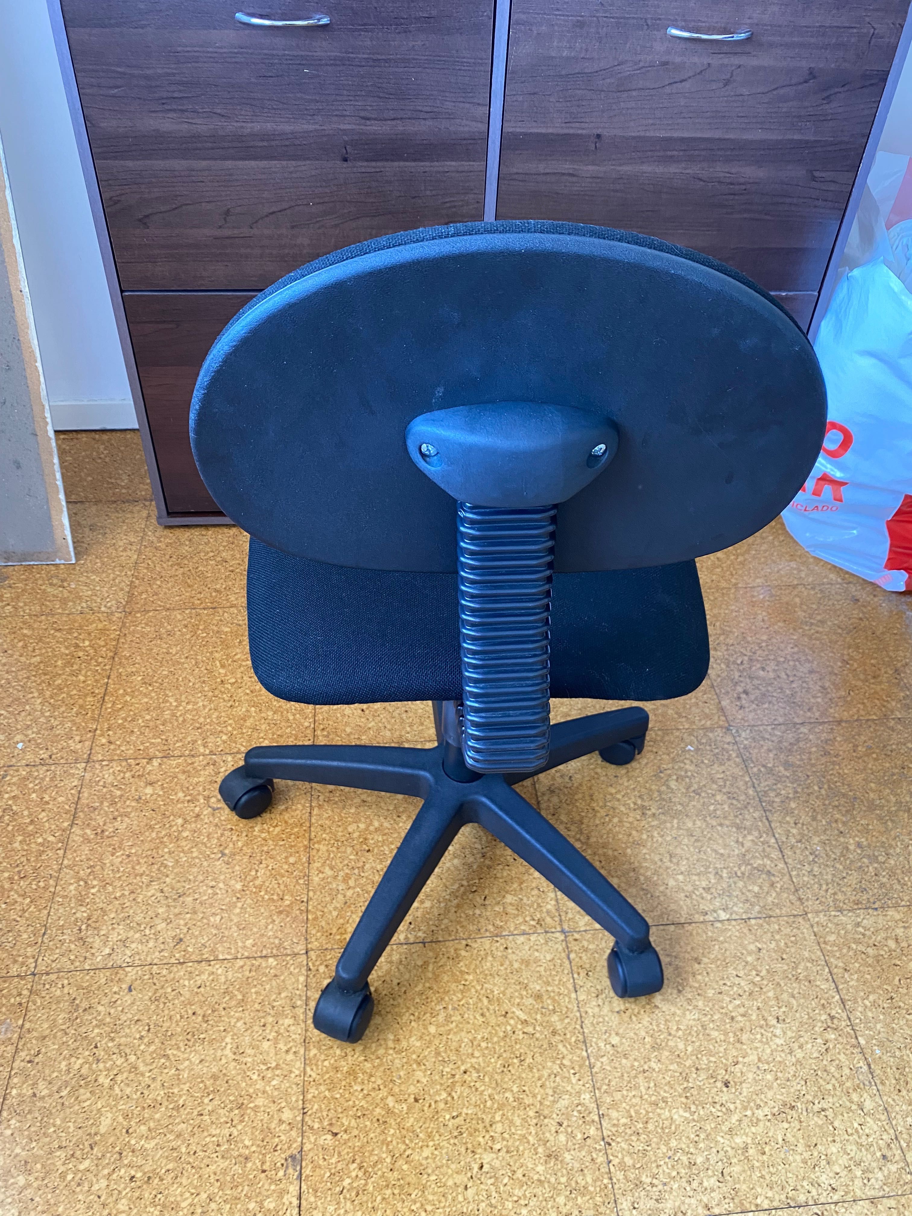 Cadeira preta de escritório Ikea